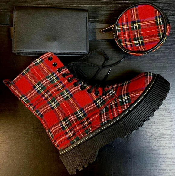 𝙇𝙖𝙨𝙩 7 🖤Plaid Combat Flatform Boot - Picture 6 of 8